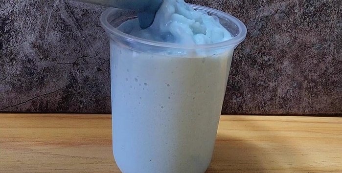 Pour the blended smoothie into a serving glass. Add a teaspoon of extra butterfly pea juice for a deeper blue color (optional).