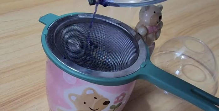 Filter the butterfly pea mixture through a sieve to obtain concentrated butterfly pea juice.