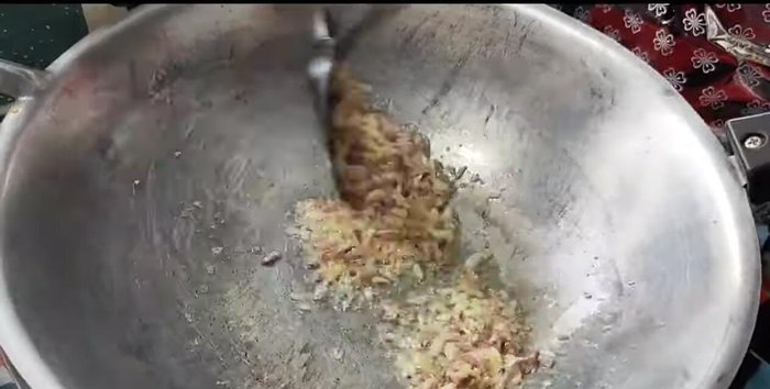 Heat oil in a pan and fry the garlic until golden yellow and fragrant. (98)