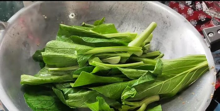 Add Chinese kale to the hot oil and stir-fry until cooked. (128.239)