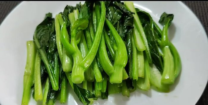 Arrange the cooked Chinese kale on a plate. (180.4)