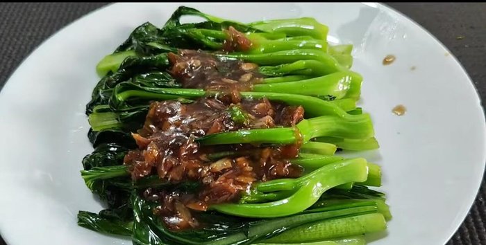 Pour the oyster sauce over the kale. (292.639)