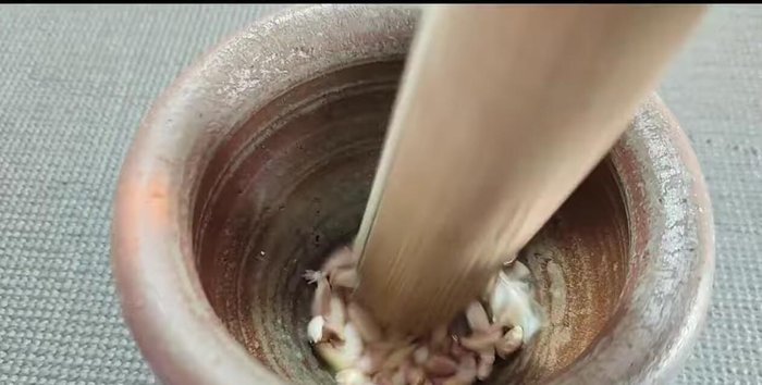 Pound 1 ladle of Thai garlic (no need to peel). (77.52)