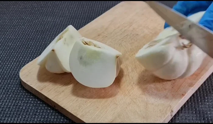 Peel and deseed the fancy pumpkin. Cut it into thin, noodle-like slices.