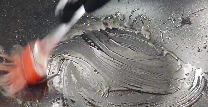 Lightly oil a non-stick frying pan.