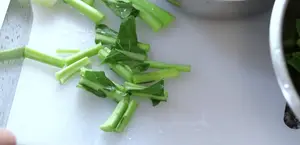 Stir-fried Chinese Kale with Crispy Pork: A Delicious Thai Recipe