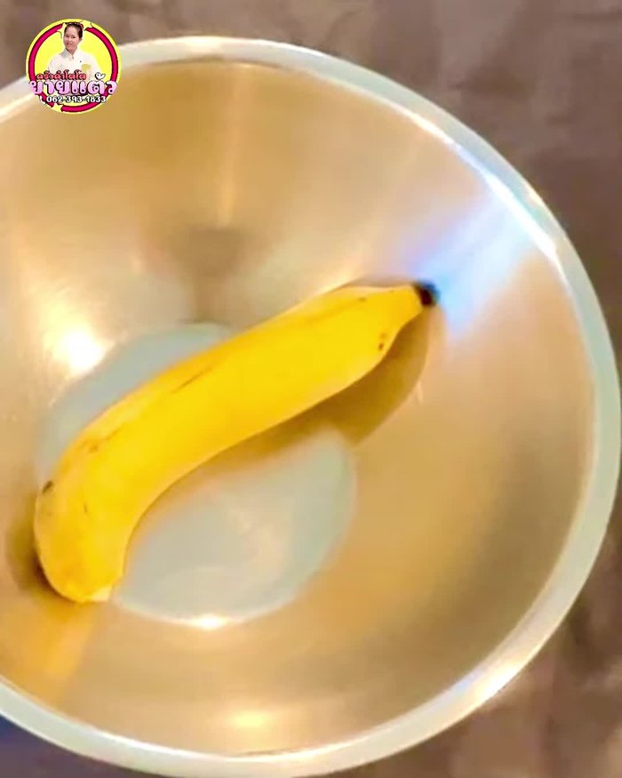 Cut 2 ripe bananas into small pieces.