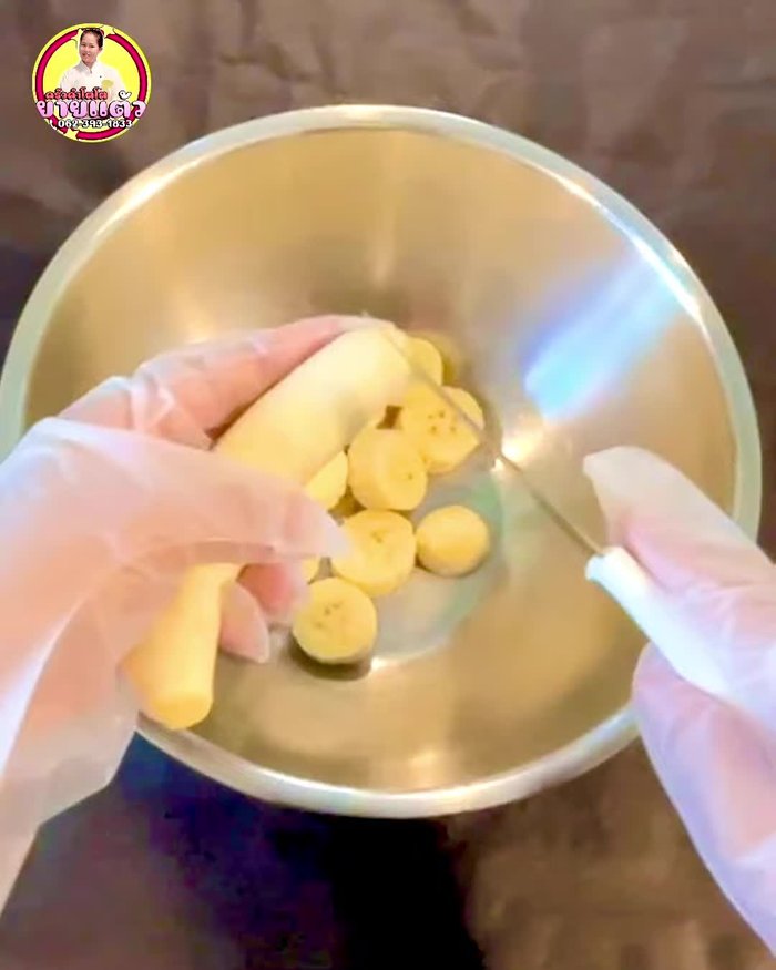 Grind the bananas until fine, or knead them by hand.