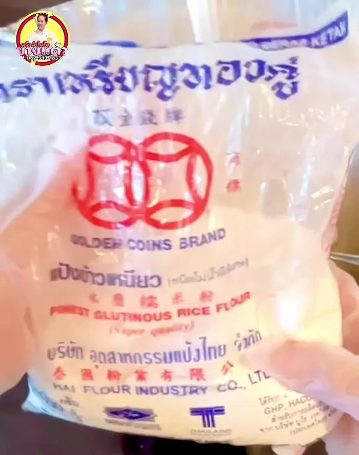 Gradually add 5 tablespoons (50 grams) of glutinous rice flour, adding half at a time.