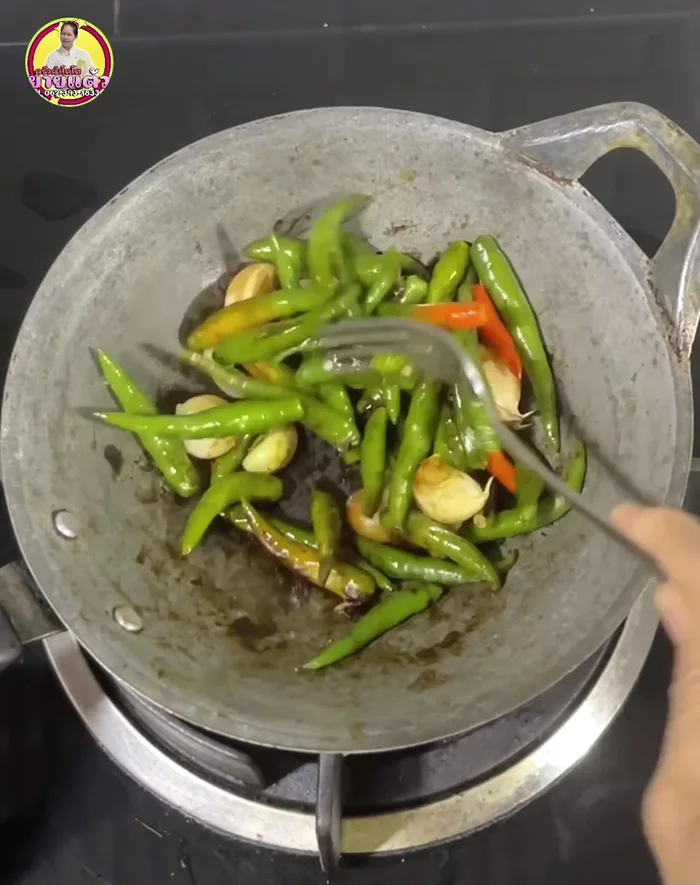 Roast the chilies, onion, and garlic in a pan over low heat until softened. Pound the roasted chilies, garlic, and onion with salt, seasoning powder, and lime juice to your desired taste.
