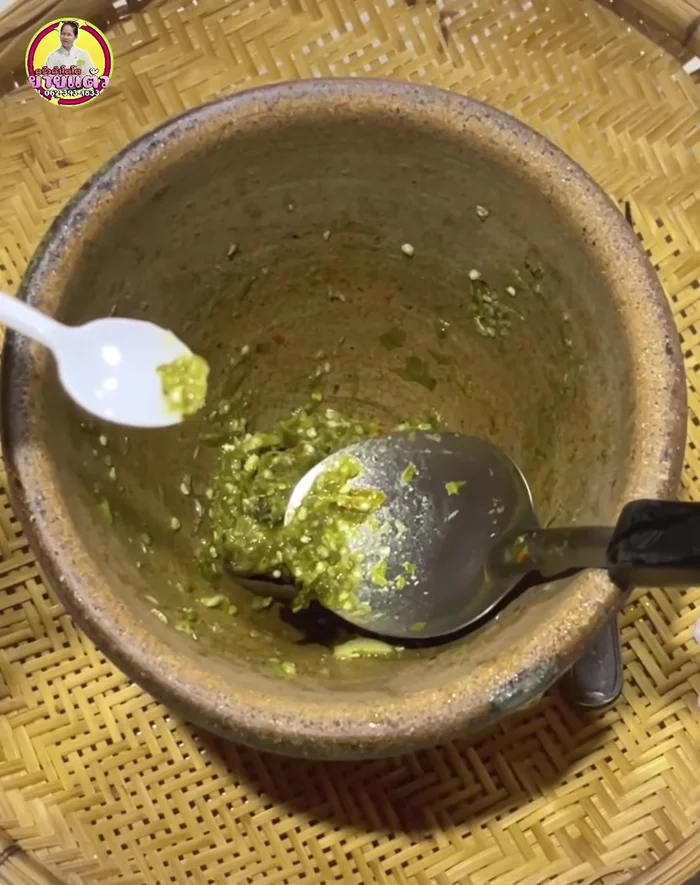 Prepare the sticky rice. Cook the sticky rice until slightly cooked, then season to taste. Add raw chili peppers, pounded as desired.
