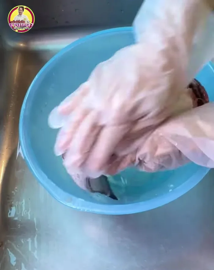 Sprinkle a little salt on the fish (optional). Prepare the steamer, lining it with banana leaves or other vegetables for better steam circulation. Add lemongrass and basil leaves to reduce fishy smell.