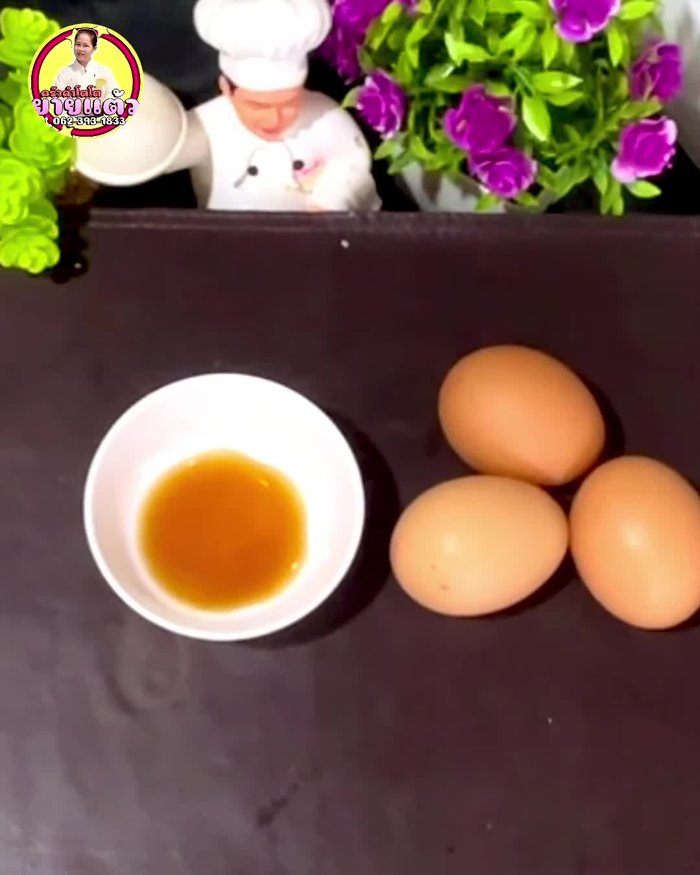 Prepare the fish sauce: In a bowl, combine fish sauce, seasoning powder, yogurt, and boiled water. Mix well and set aside. (11.28)