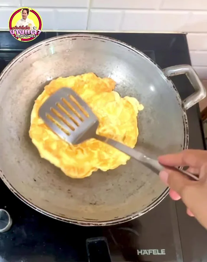 Pour the prepared fish sauce over the cooked omelet. (52.96)