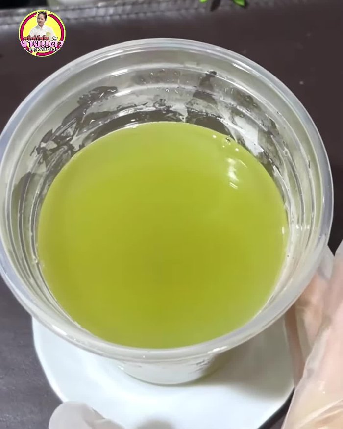 Add fresh sugarcane juice and ice to make 100% freshly squeezed sugarcane juice.