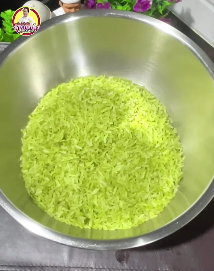 Add young coconut water to the fresh glutinous rice and mix well.