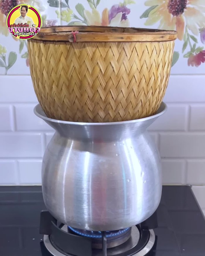 Soak sticky rice in water for 3 hours, then wash it clean and steam it.