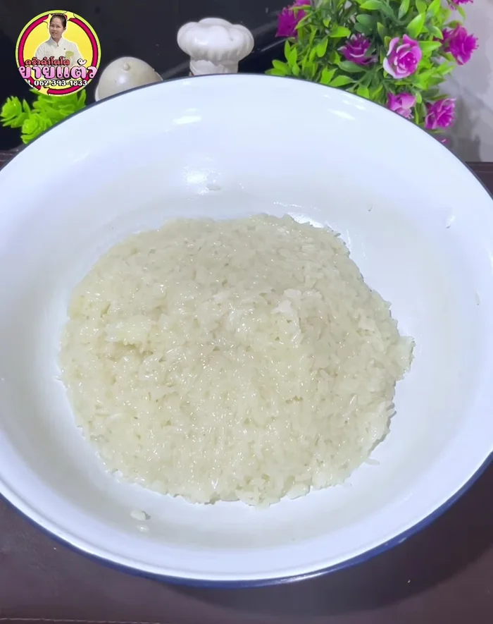 Prepare bananas: Peel and cut ripe bananas into 4 pieces.