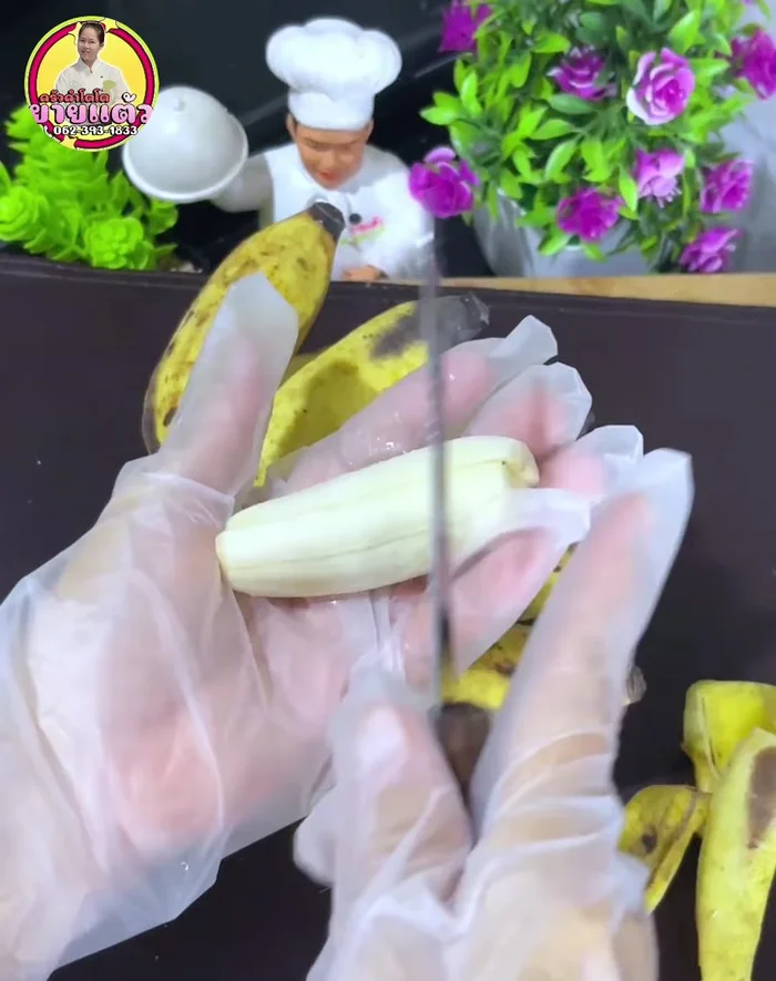 Prepare banana leaves: Dry banana leaves in the sun until soft, then wipe clean.