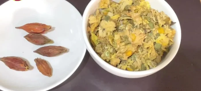 Blanch chrysanthemum flowers in hot water and gently wash Chinese quince seeds once.