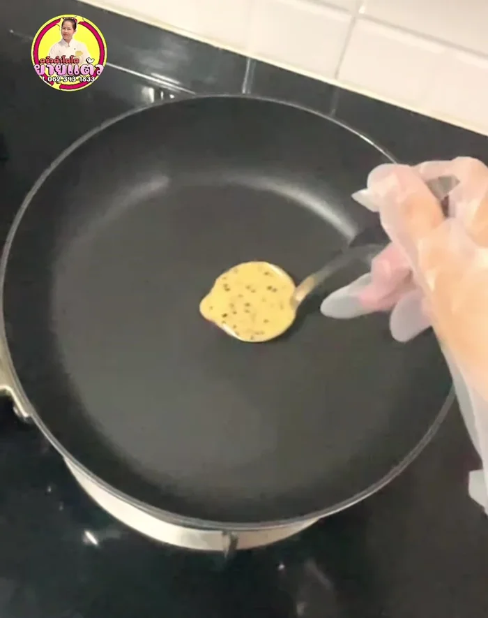 Spread the batter thinly using the ladle (avoid using too much force to prevent sticking). If the pan gets too hot, remove it from the heat to adjust the temperature.