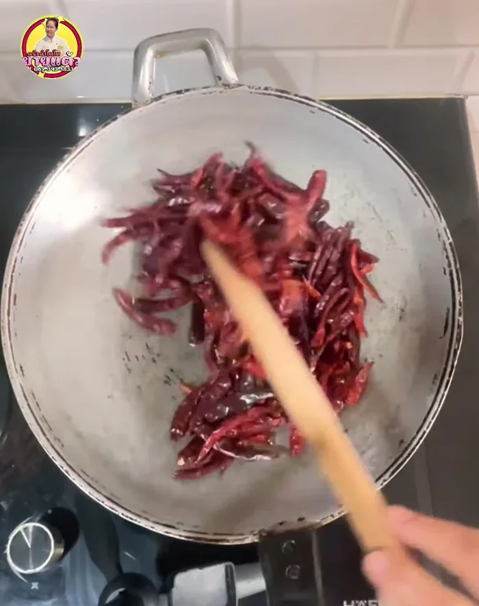 Roast the chili peppers until they have a nice smoked aroma. Add salt to reduce the strong smell if desired.