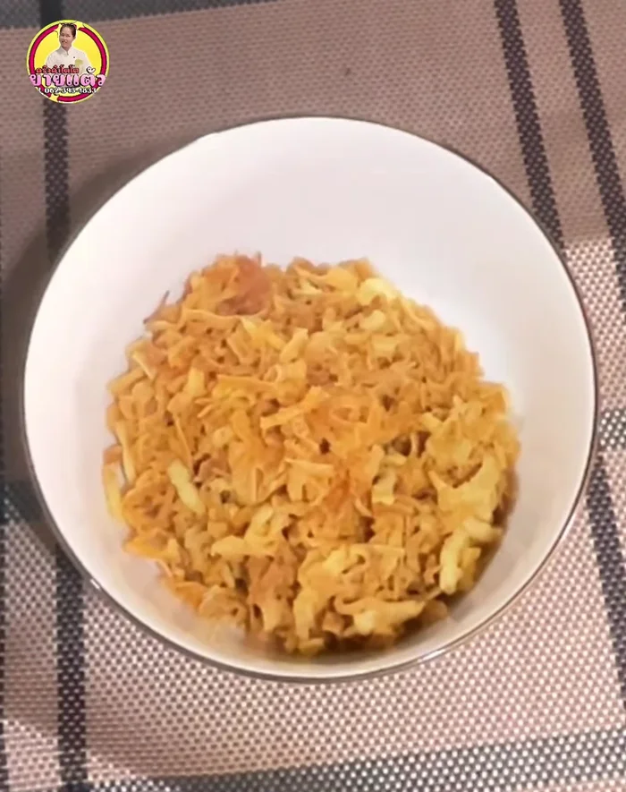 Pound the fried shallots and garlic together until fluffy. Note that freshly fried ones are best to prevent rancid smells.