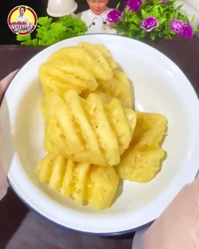 Peel and core the pineapple. The weight should be around 350-450 grams.