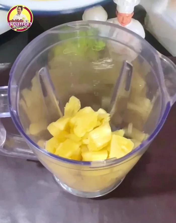 Cut the pineapple into small pieces and blend with 100ml of water until smooth.