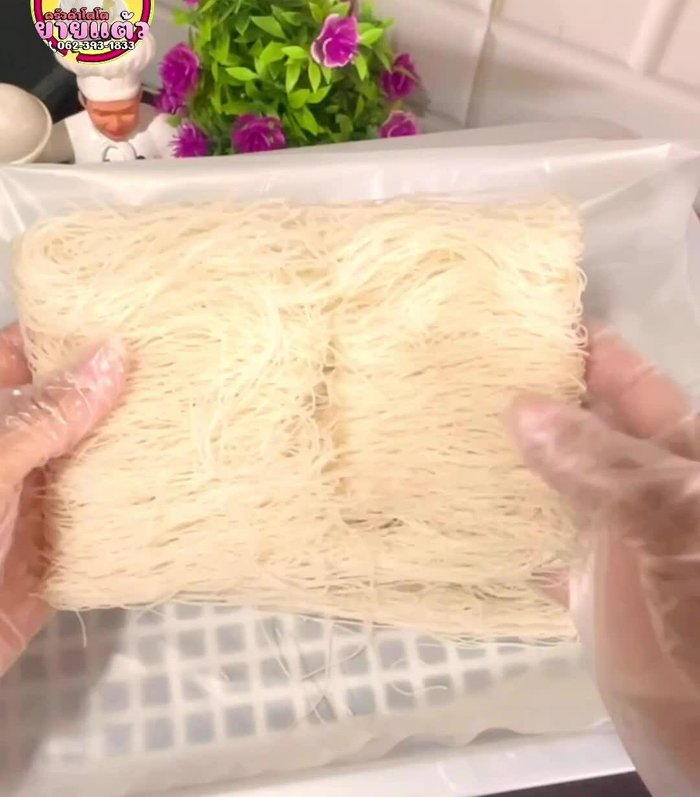 Divide the noodles into portions for frying. Spread them out separately in a pan of hot oil (medium heat).