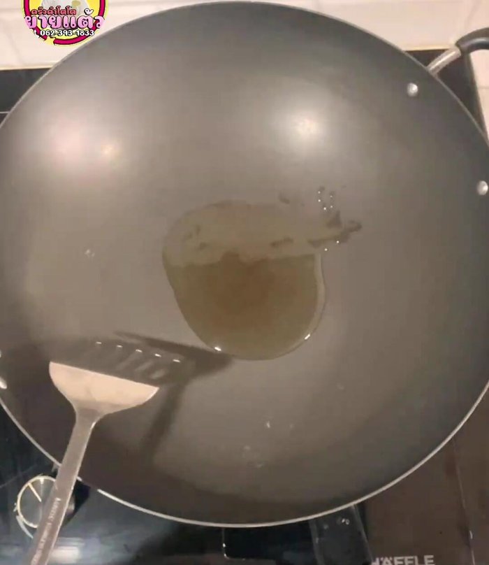 Make the sauce: Heat 2 tablespoons of oil in a pan. Fry the shallots, then add the thinly sliced onions until fragrant.