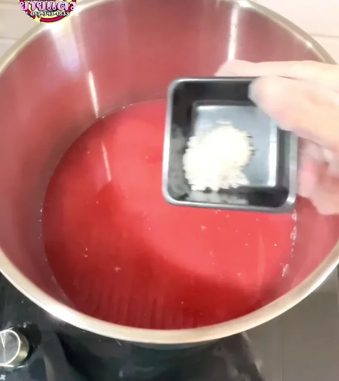 Add 1 teaspoon of salt and 200 grams of sugar (or to taste) to the strained juice. Stir until dissolved.