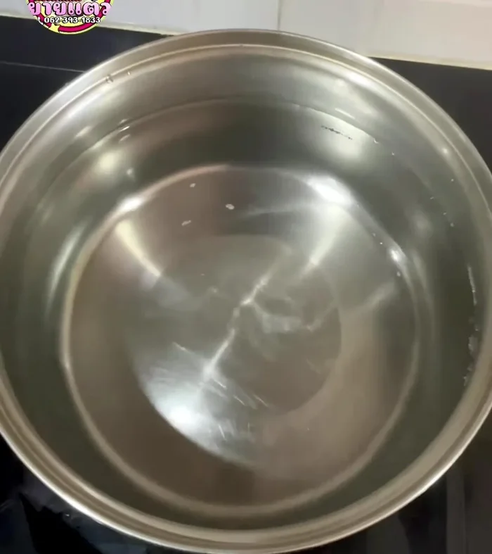 Boil 3500ml of water in a pot. Add the pitted kaffir limes and pandan leaves. Simmer over medium-high heat for 10 minutes.
