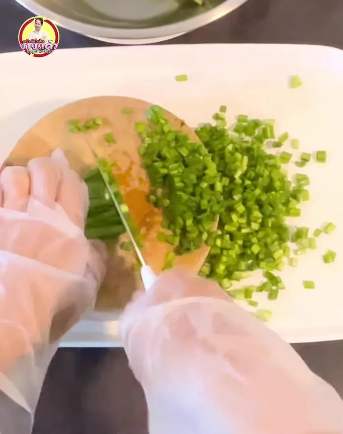 Cut chives into 1cm pieces. Discard the hard white stems. Season with seasoning powder, pepper, ground sugar, baking soda, garlic oil, salt.