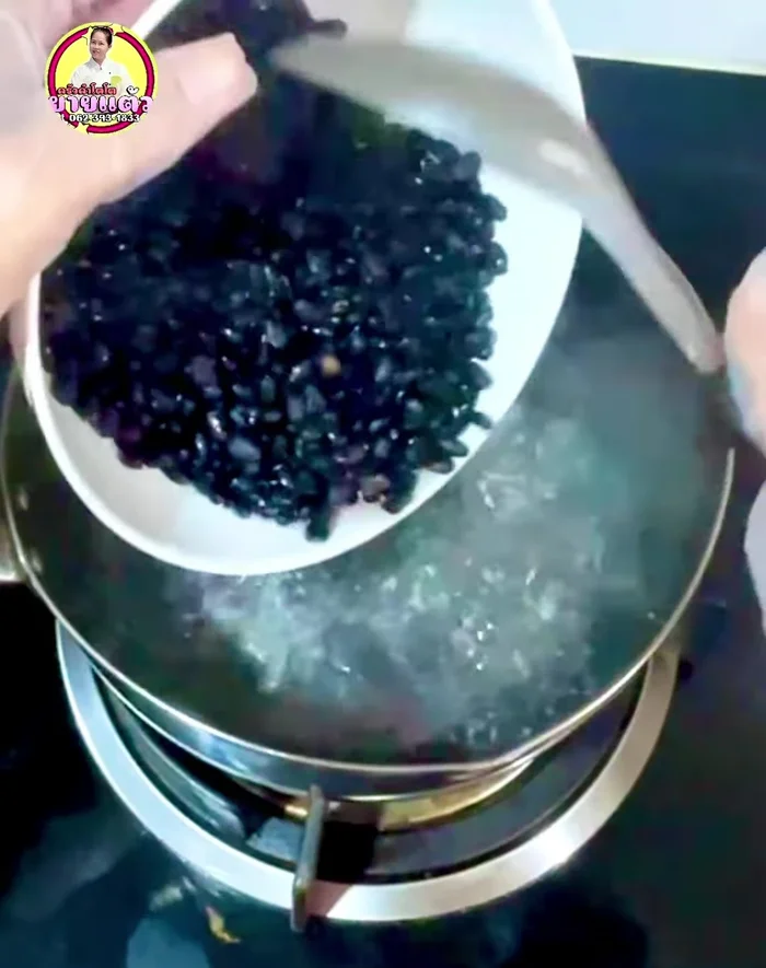 Wash black beans and boil in water for 5 minutes. Turn off heat and let it sit until cool, or soak for 3 hours.