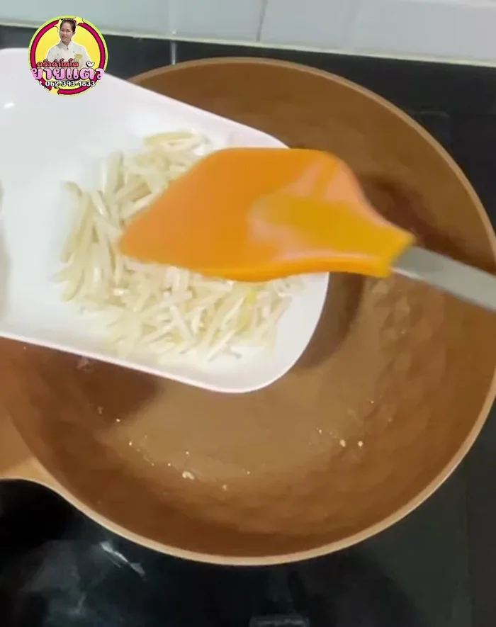 Add half a tablespoon of vegetable oil, add bean sprouts and stir-fry for about 1 minute. Scoop it up and set aside.