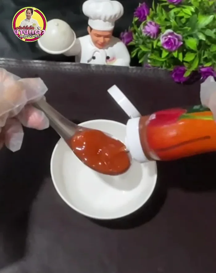 Make the sauce: Mix 2 tablespoons of chili sauce and 2 tablespoons of chicken sauce.