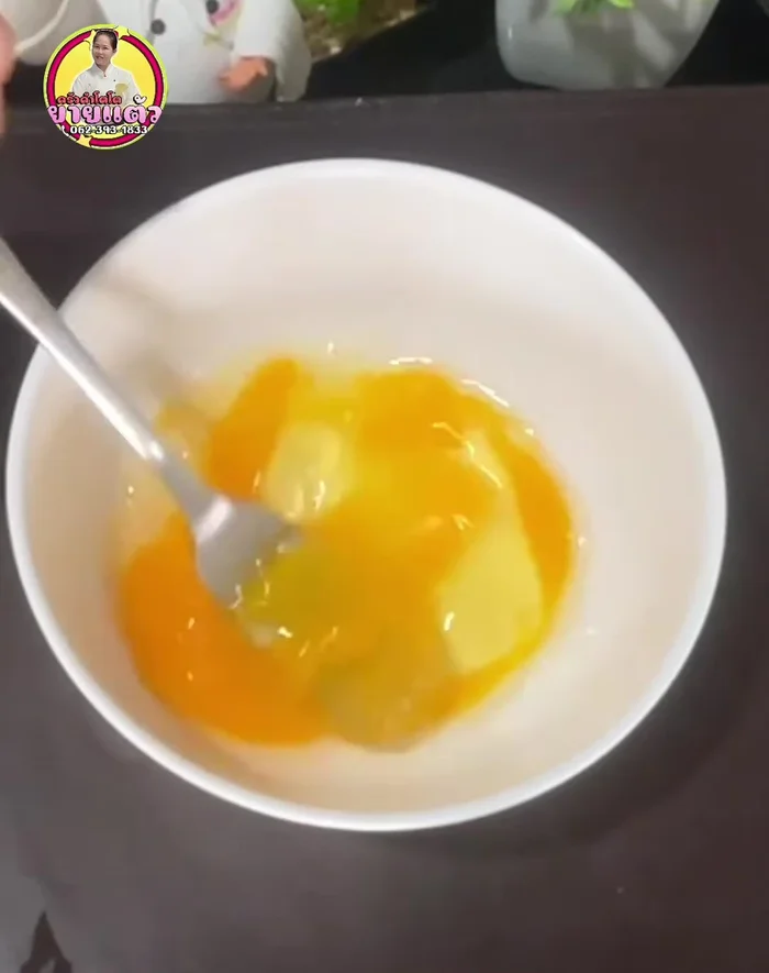 Prepare the batter: Beat eggs until foamy. Add 2 heaped tablespoons of Grandma Mom's flour, ½ tablespoon of tapioca flour, ½ tablespoon of salt, a pinch of salt, ½ tablespoon of yogurt, sugar, 1 tablespoon of ground pepper, 1 tablespoon of vinegar, ½ tablespoon of green cap sauce, and 8 tablespoons of water. Mix well.