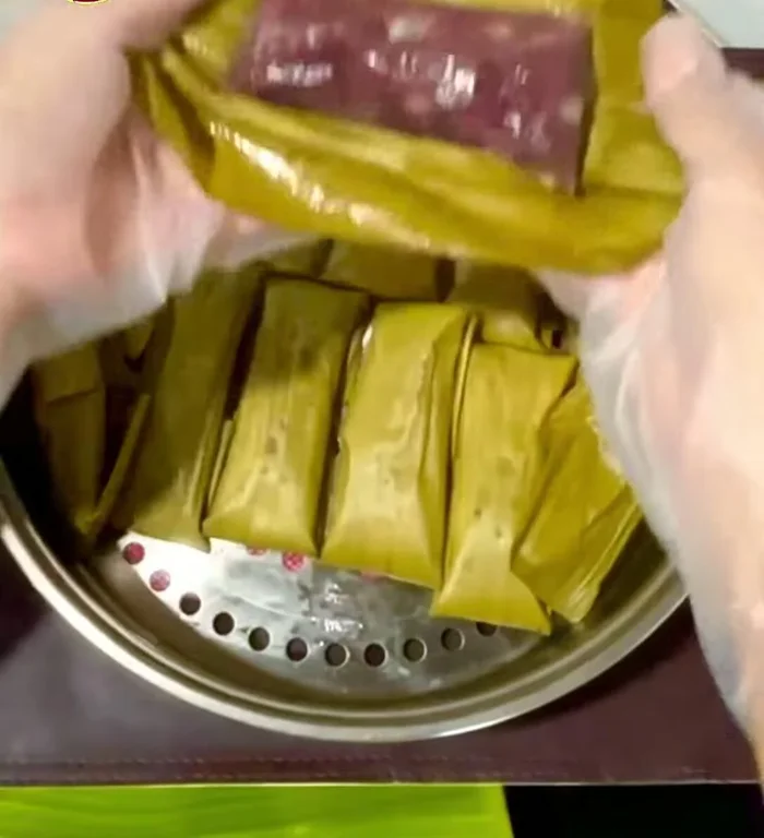 Let the cakes cool completely before removing them from the banana leaves. (130.399)