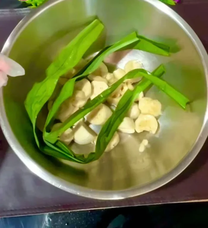 Combine banana puree, pandan leaves, coconut sugar, and salt. Mix well. (17.359, 20.56, 23.039, 32.04, 38)