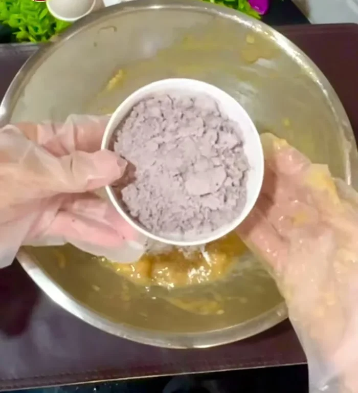 Mix together 80 grams of white glutinous rice flour and 80 grams of black glutinous rice flour. (42.039, 44.76)