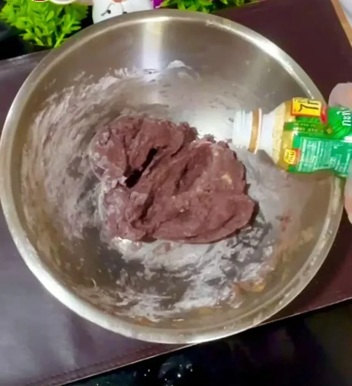 Gradually add the flour mixture to the banana mixture, adding water as needed to achieve a smooth batter. (53.039)