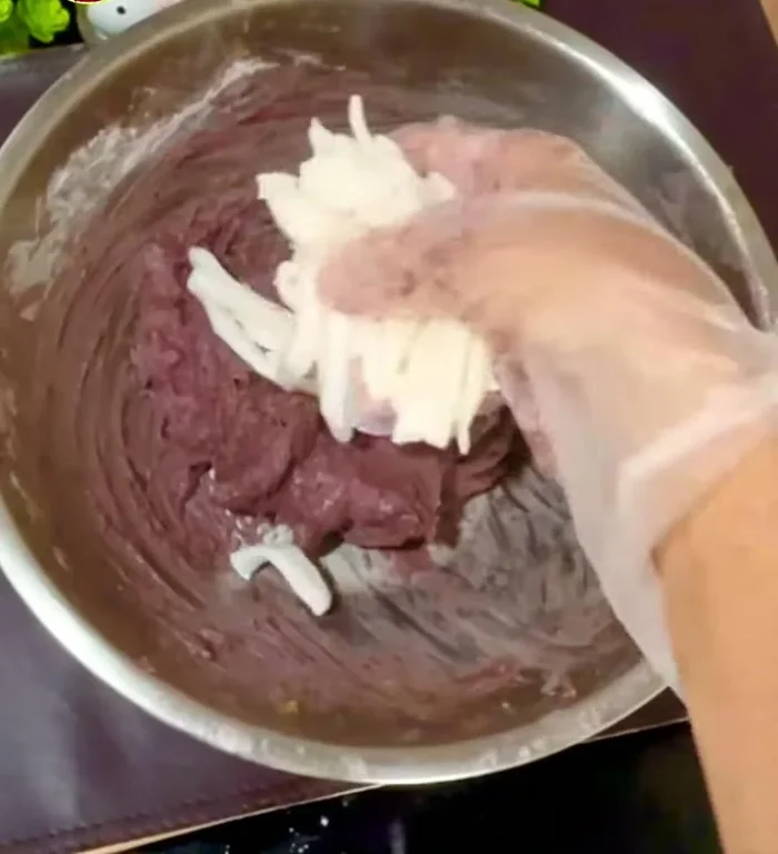 Add coconut milk (or young coconut meat) and mix well. (57.48, 61.879)