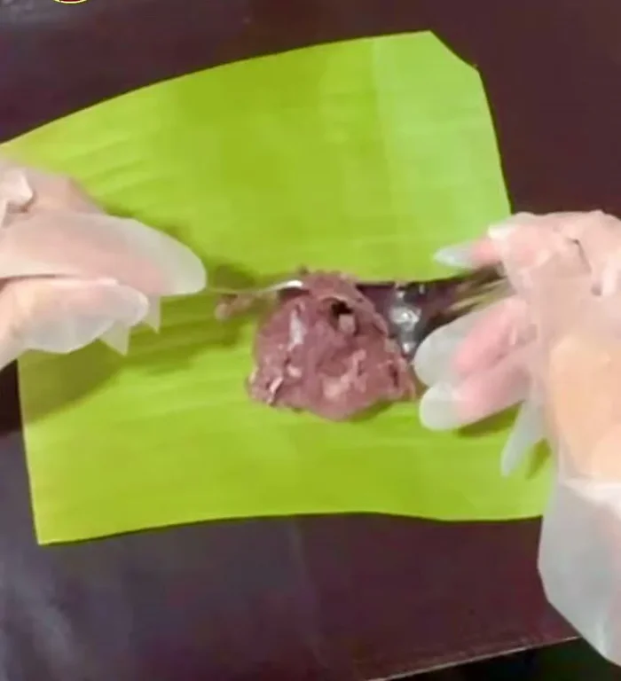 Wrap the batter in banana leaves. (88.04)