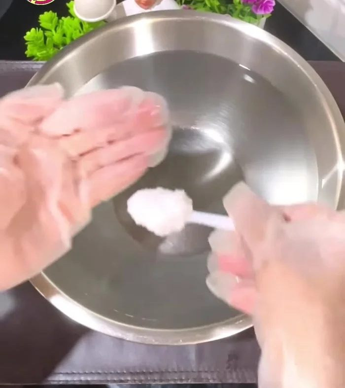 Prepare salt water: Add 1 teaspoon of salt and 2 lemon halves to a bowl of water. Stir until the salt dissolves.