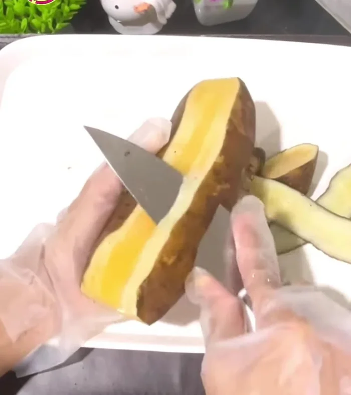 Soak the peeled snow lotus in the lemon salt water.