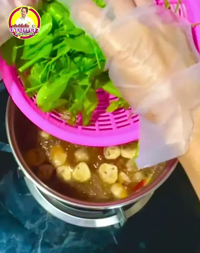 Add the prepared sweet vegetables and red ant eggs.