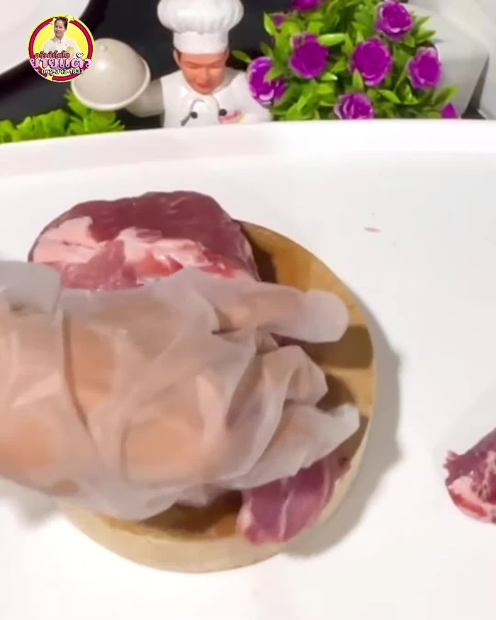 Cut the pork neck into pieces about the size shown in the video. Avoid cutting them too small.