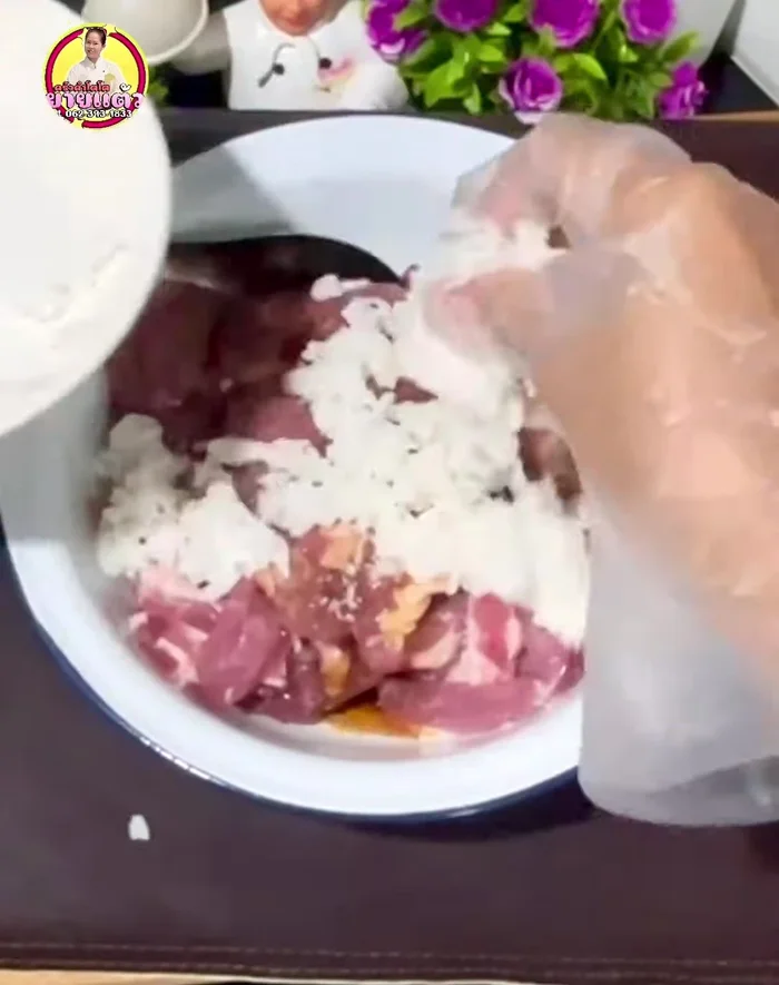 Add cooked sticky rice and chopped Chinese garlic. Mix well and marinate in the refrigerator for at least an hour.