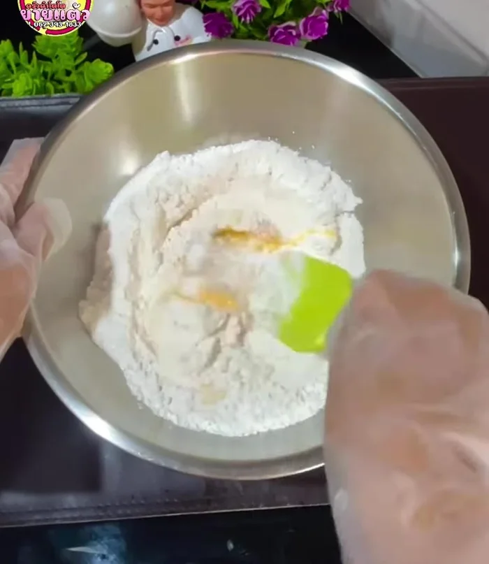 Mix all ingredients (flour, yogurt, egg, sugar, salt, baking powder, vanilla flavor) together until there is no powder left.